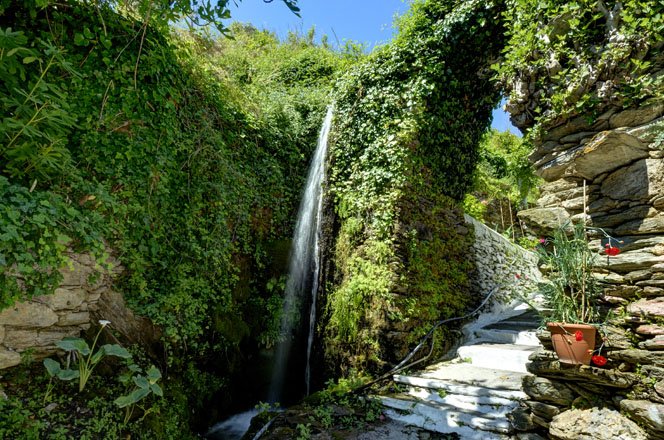 watervallen en bronnen op andros, griekenland
