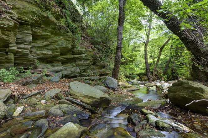 watervallen en bronnen op andros, griekenland