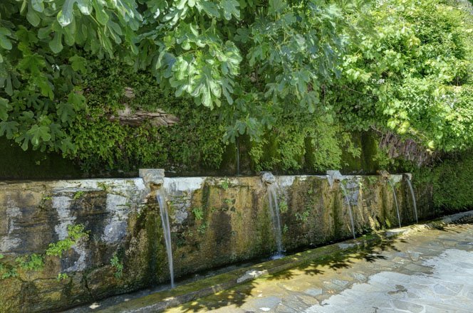 watervallen en bronnen op andros, griekenland