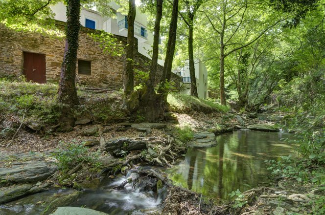 watervallen en bronnen op andros, griekenland