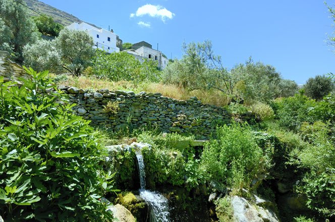 watervallen en bronnen op andros, griekenland