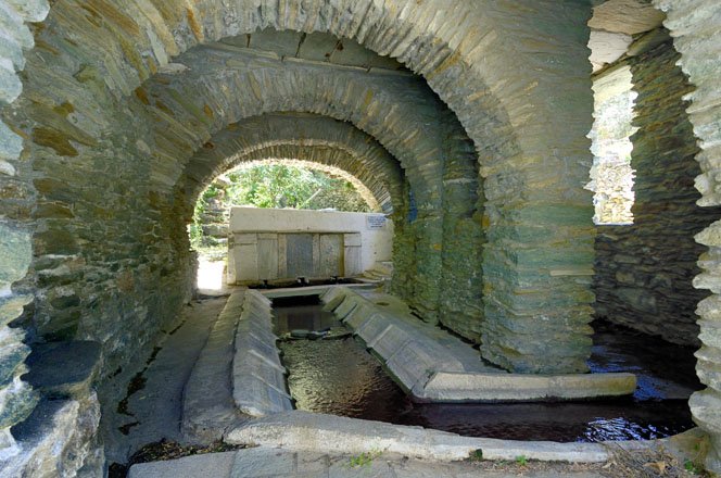 watervallen en bronnen op andros, griekenland