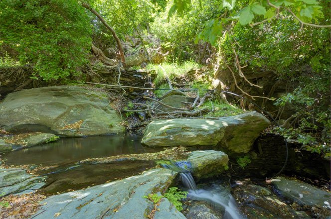watervallen en bronnen op andros, griekenland