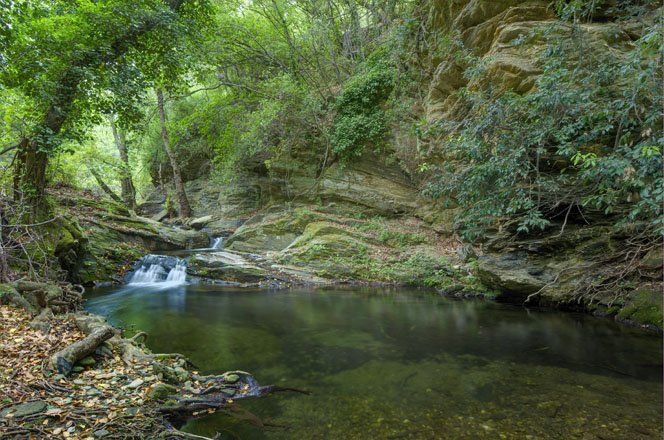 watervallen en bronnen op andros, griekenland