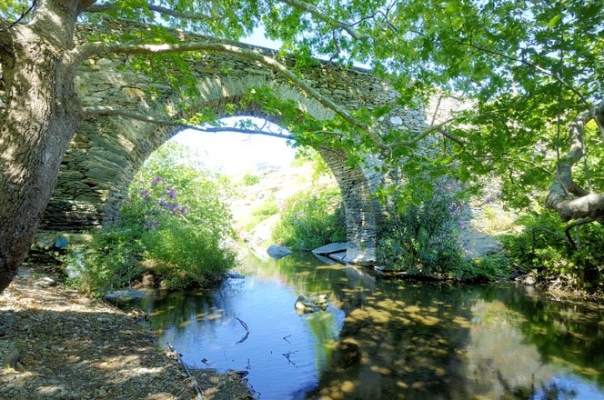 watervallen en bronnen op andros, griekenland