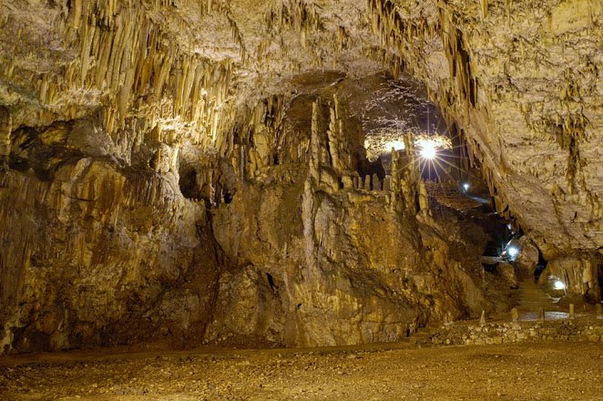 de grot van drogarati op kefalonia, griekenland