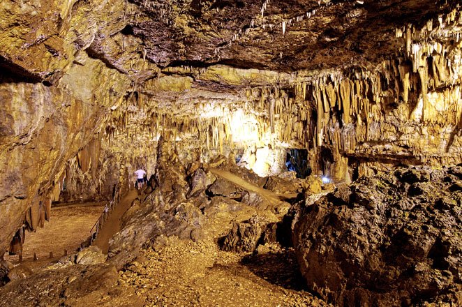 de grot van drogarati op kefalonia, griekenland