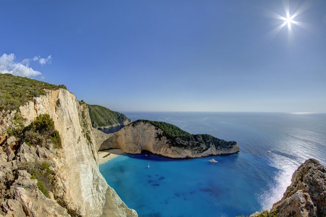 navagio / shipwreck beach op zakynthos, griekenland