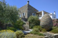 red tractor farm, korissia op kea 