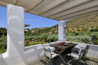 red tractor farm, korissia op kea 