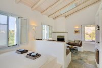 red tractor farm, korissia op kea 