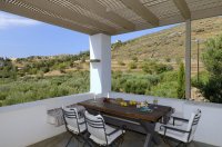 red tractor farm, korissia op kea 