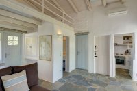 red tractor farm, korissia op kea 