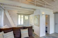 red tractor farm, korissia op kea 