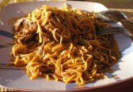 Griekse gerechten, kokoras kokkinistos me flomaria