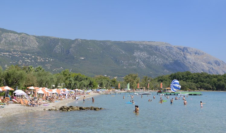 het strand van dassia op corfu 