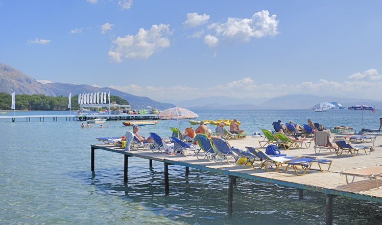 het strand van dassia op corfu 