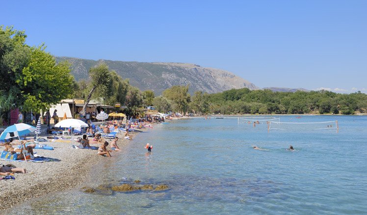 het strand van dassia op corfu