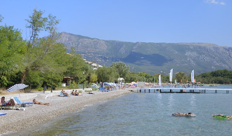 het strand van dassia op corfu 