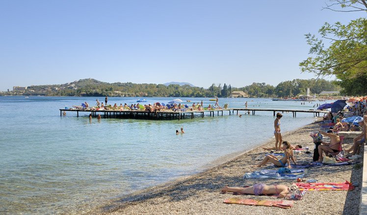 het strand van dassia op corfu 