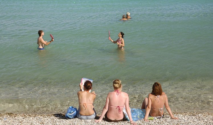 het strand van dassia op corfu 