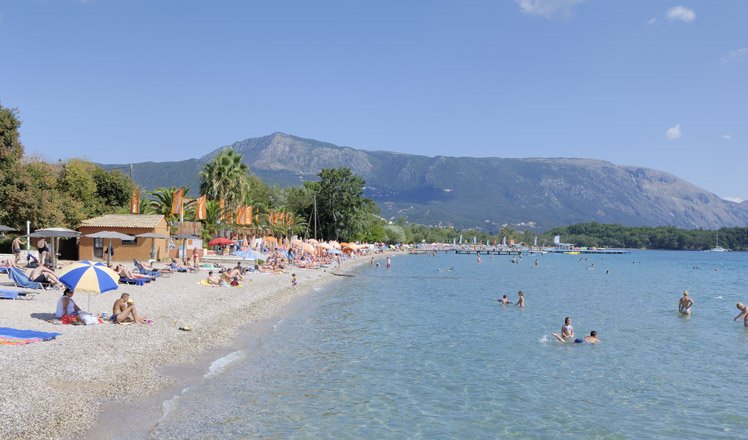 het strand van dassia op corfu 
