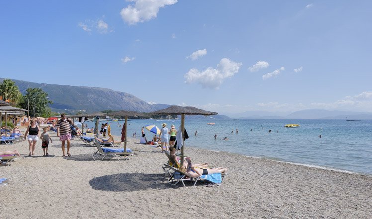 het strand van dassia op corfu 