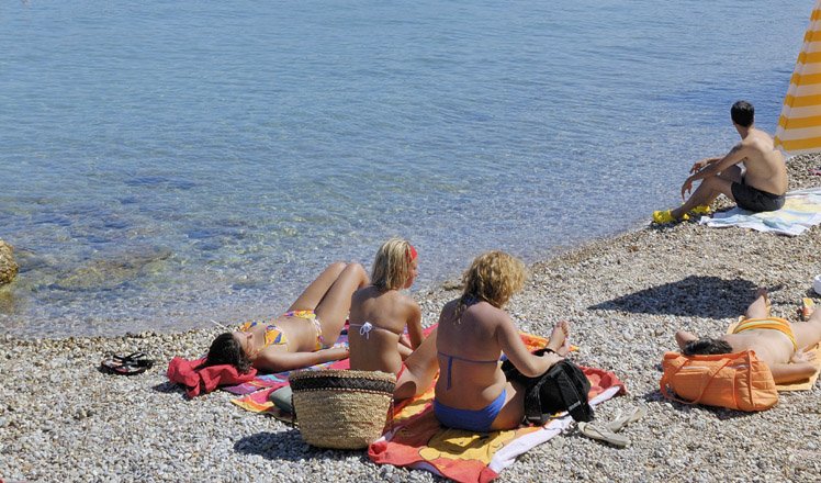 het strand van dassia op corfu 