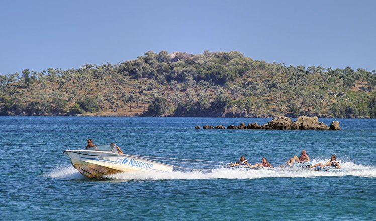 het dorp dassia op corfu 