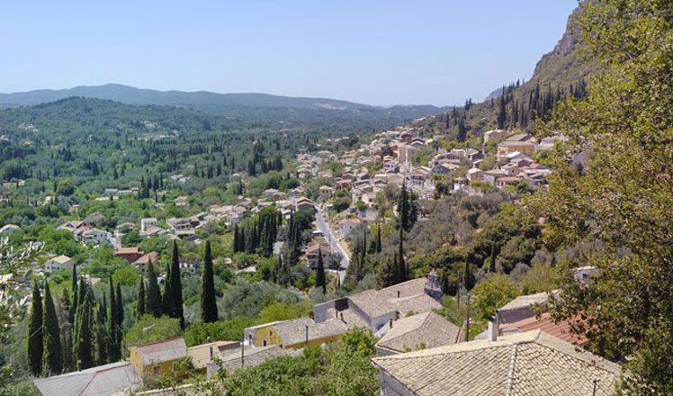 het dorp dassia op corfu 