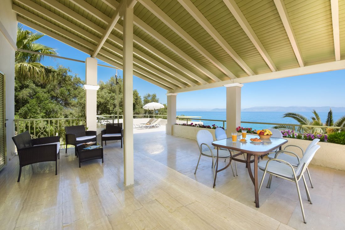 terras van het penthouse in huize athina in messonghi_8.jpg