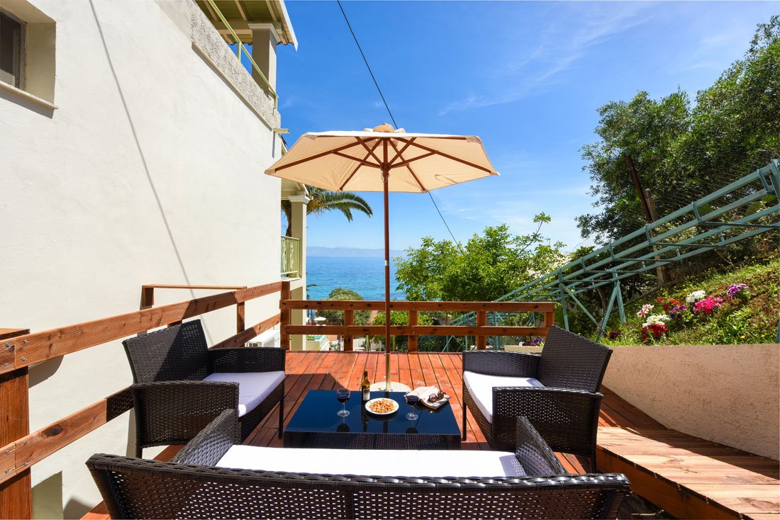 het terras van huize athina studio b in messonghi_3.jpg