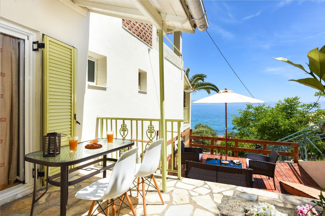 het terras van huize athina studio b in messonghi_2.jpg