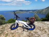 Kitty met de fiets rond het eiland