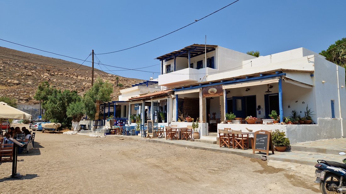 Serifos megalo livadi taverne 1.jpg