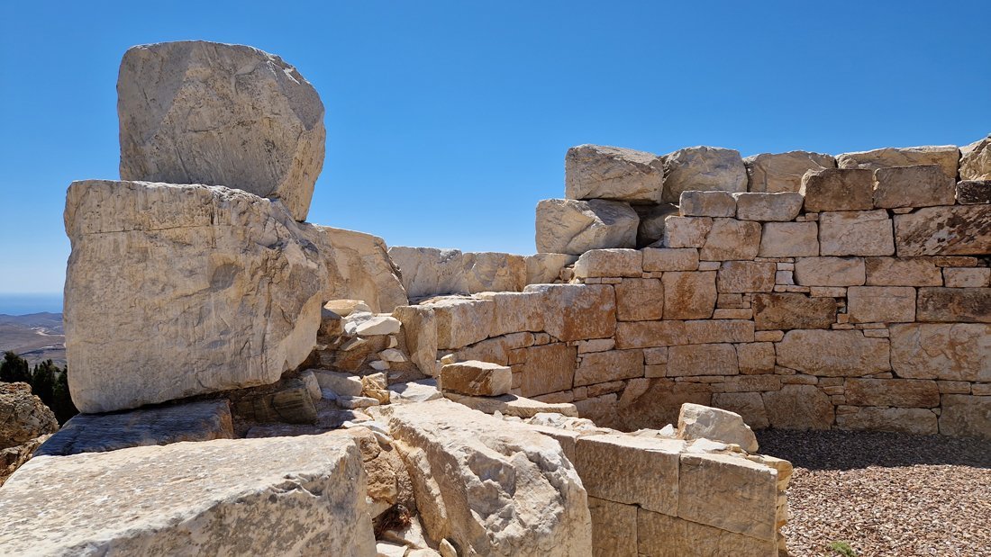 Serifos Megalo Livadi aspros pyrgos 15.jpg