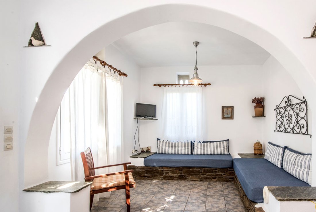 Albatros Tinos 2022 dosinia woon.jpg