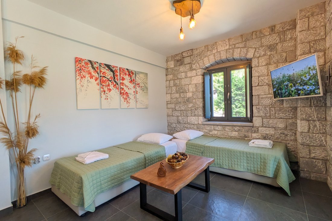 ad_kyziridi_madwall_ei (1).jpg