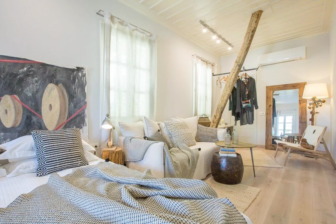 ig_ar_amymonesuites_deluxe_suite_ei (1).jpg