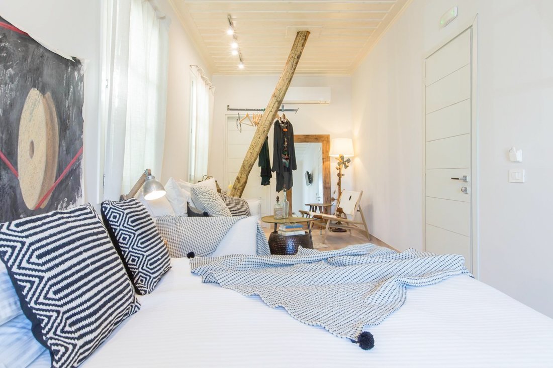 ig_ar_amymonesuites_deluxe_suite_ei (16).jpg