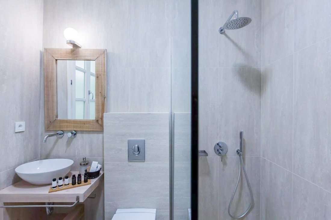 ig_ar_amymonesuites_deluxe_suite_ei (5).jpg