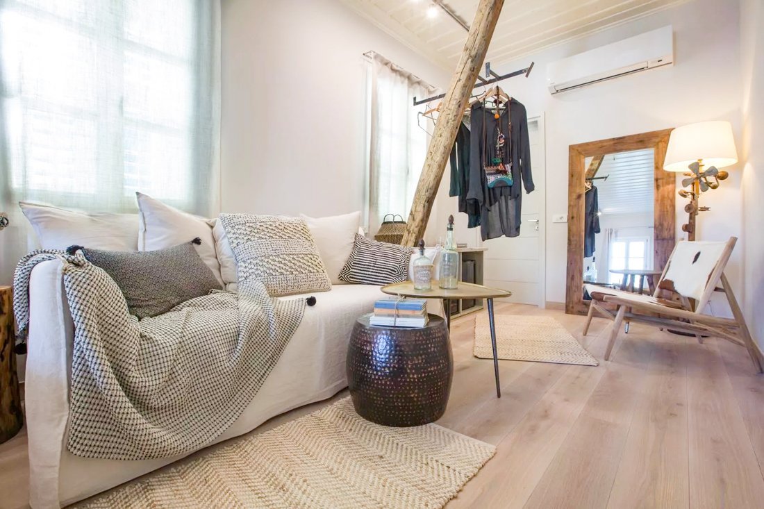 ig_ar_amymonesuites_deluxe_suite_ei (21).jpg