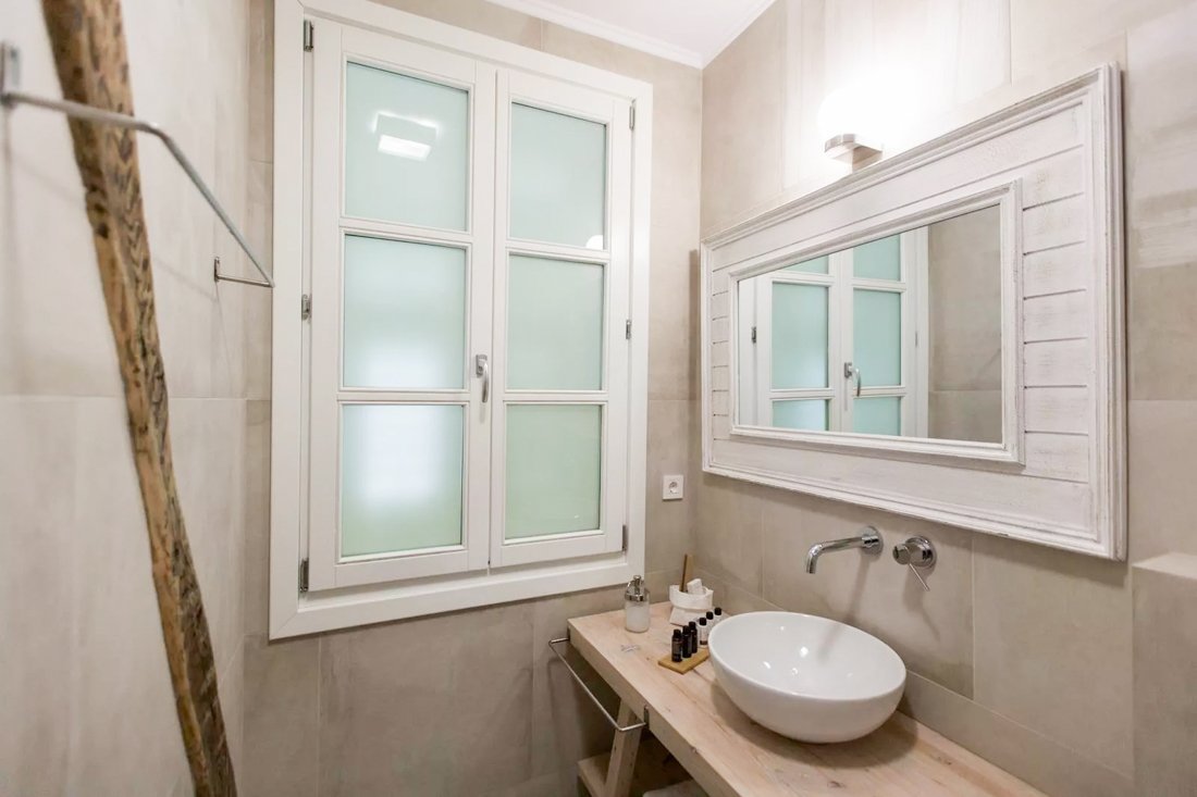 ig_ar_amymonesuites_queensuite_ei (11).jpg