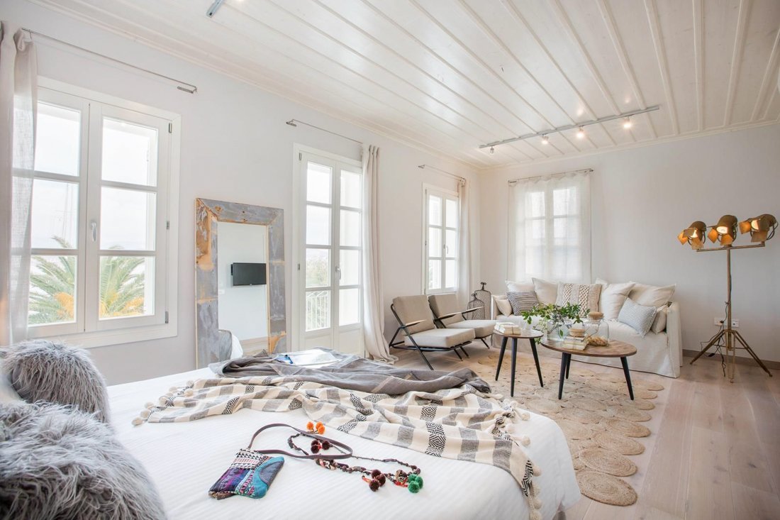 ig_ar_amymonesuites_queensuite_ei (4).jpg