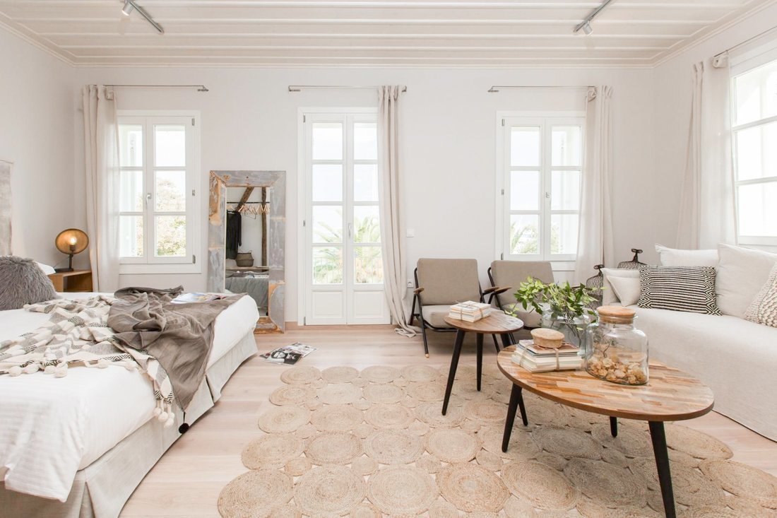 ig_ar_amymonesuites_queensuite_ei (3).jpg