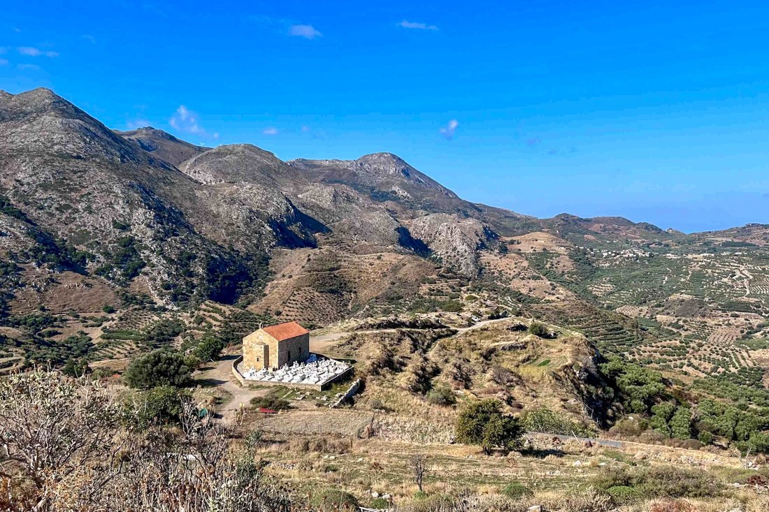 24000217kerkje bij de opgraving van polyreinea.jpg