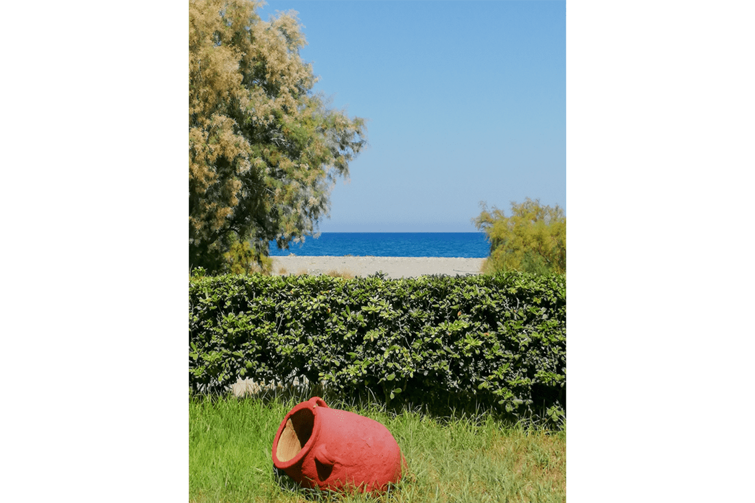 23003611zicht op strand voor app. katsikoulakis.png