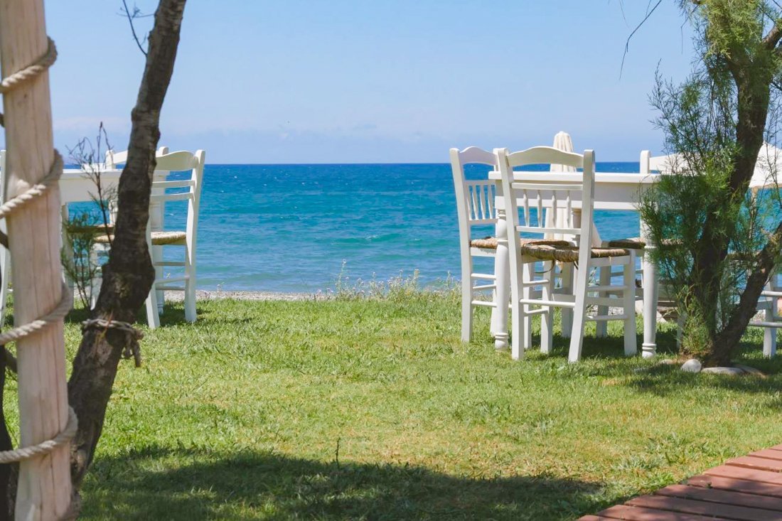 23003771lekker eten op het strand bij gerani.jpg