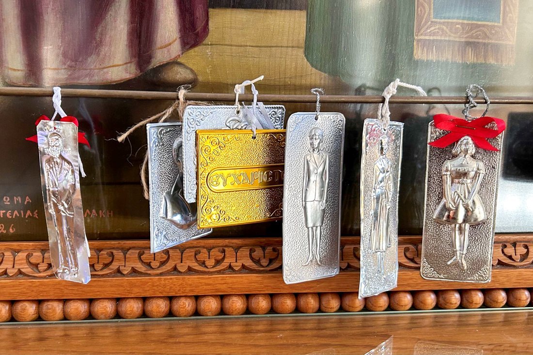 24000217votiefplaatjes in de st tituskerk in heraklion.jpg