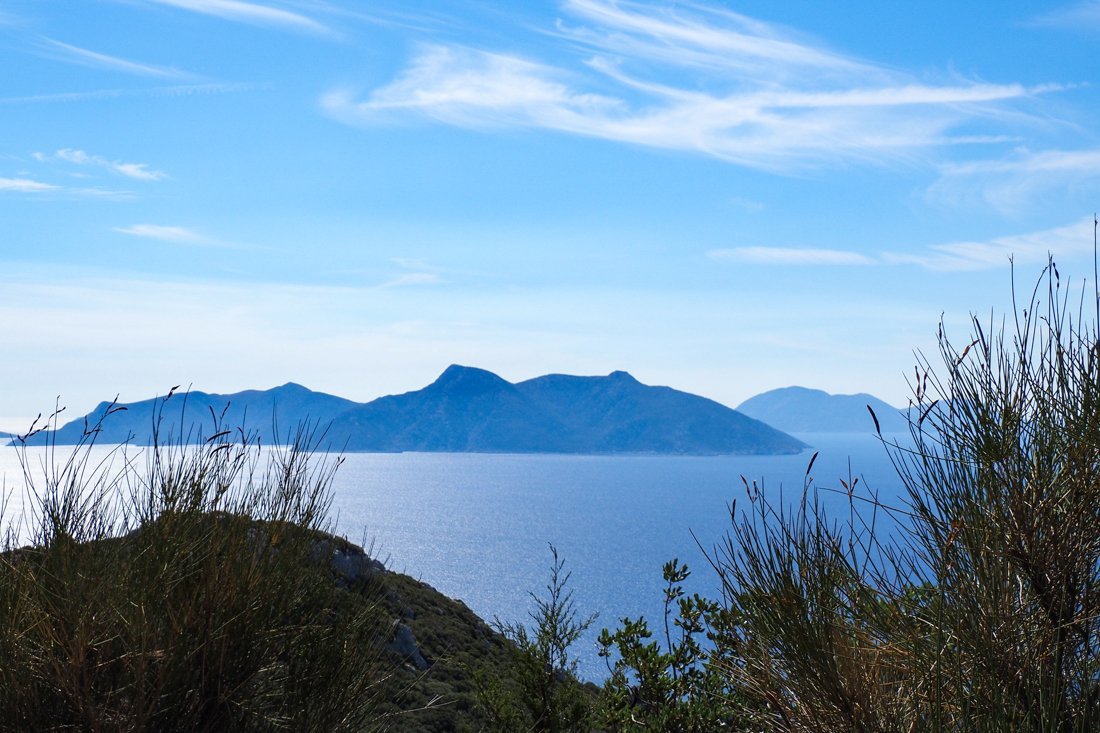 25001167_sa_onderweg naar drakei uitzicht op fourni en ikaria_25_fw.jpg